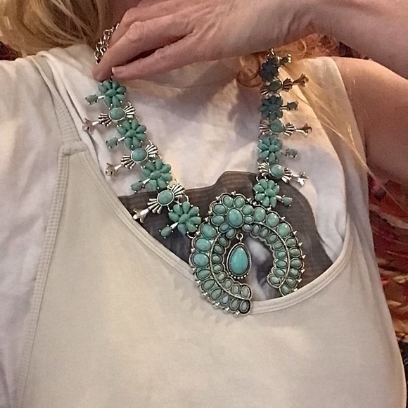 NEW! Stunning faux Turquoise Squashblossom Floral Necklace - Picture 6 of 9